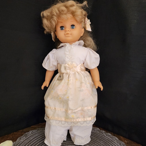 Lucky Bell Doll - Vintage - Collectable - Picture 5 of 7